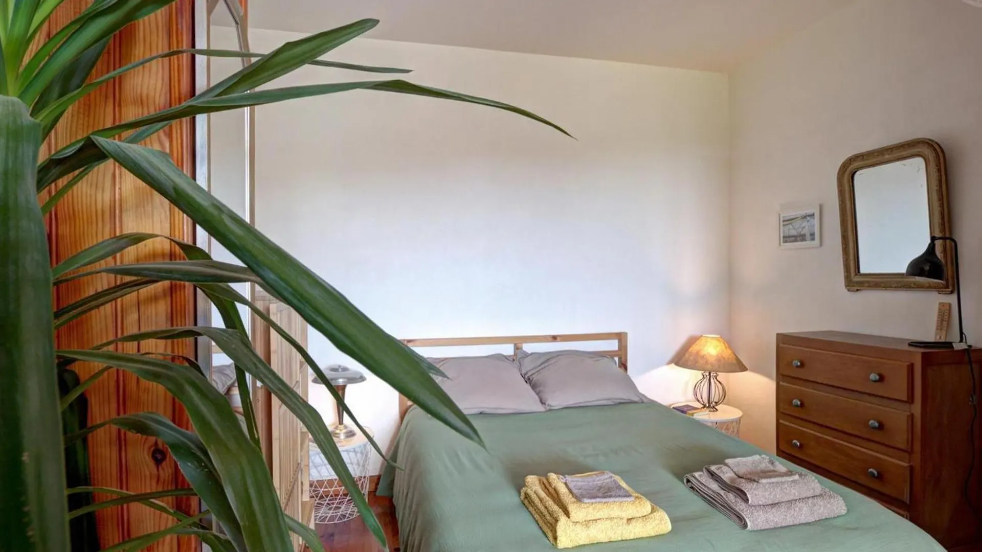 Appartement T2 Avec Terrasse, Parking Et Wifi A St-Genest-Lerpt - Fr-1-496-287 Saint-Genet-Lerpt 0*,  Fransa