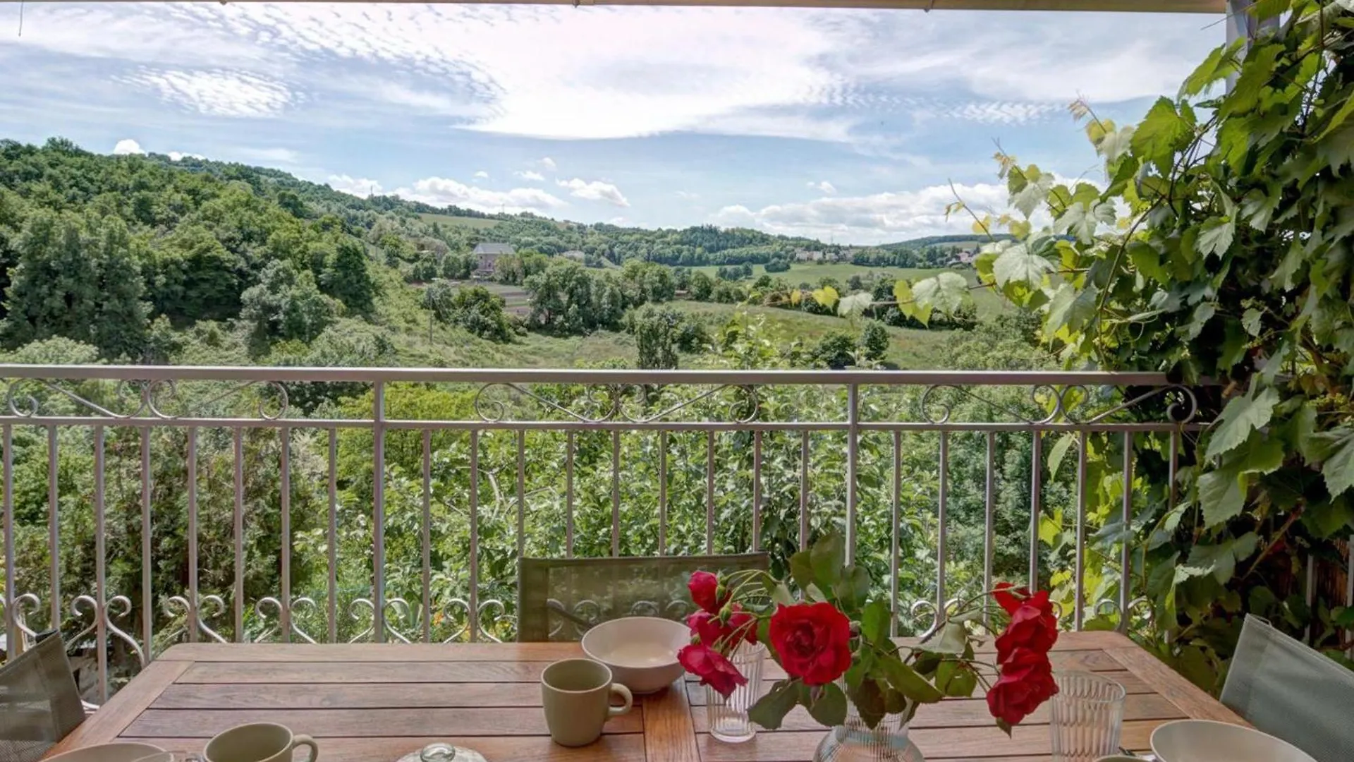 Tatil Evi Appartement T2 Avec Terrasse, Parking Et Wifi A St-Genest-Lerpt - Fr-1-496-287 Saint-Genet-Lerpt